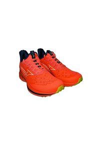 Baskets de sport orange vif avec un dessus texturé, des détails en bleu, et une semelle extérieure verte. Comprend des lacets et un col rembourré.