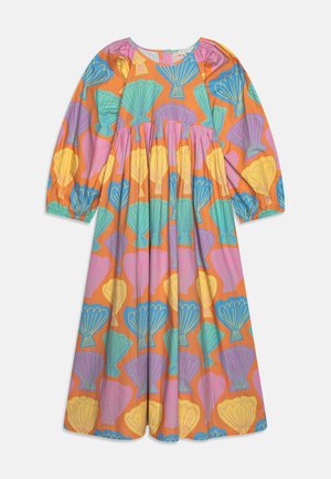 Robe à manches longues avec base orange et grands motifs coquilles Saint-Jacques en bleu, rose, jaune et vert, avec taille froncée et encolure ronde.