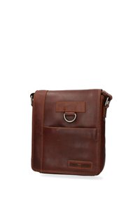 Borsa a spalla in pelle marrone con forma rettangolare, tasca frontale, accessori in metallo e pattina superiore con dettaglio ad anello.