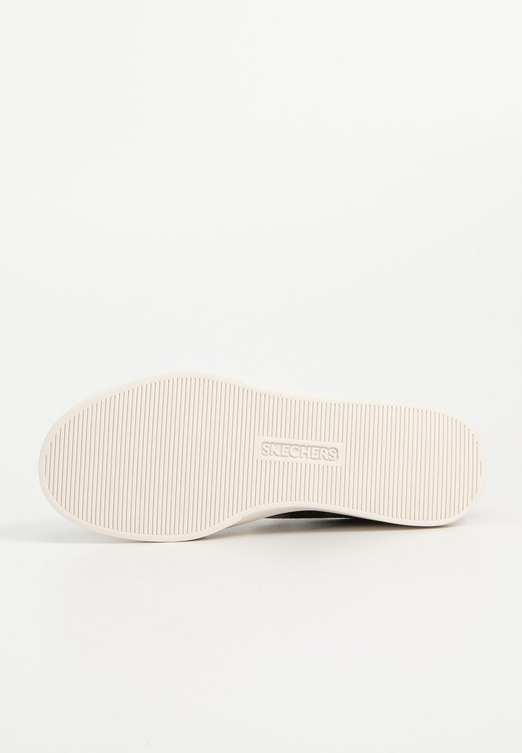 Skechers-Schuhsohle aus weißem Gummi mit einem strukturierten Muster aus vertikalen Rillen und einem in der Mitte eingeprägten Logo.