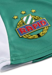 Grøn og hvid sportsjersey med broderet Rapid logo patch, der har tre guldstjerner og en snoet gul krans.
