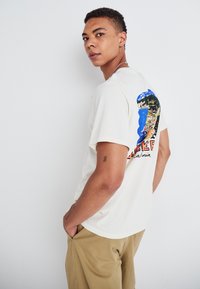 DOCKERS GRAPHIC TEE - T-shirts med print - dockers seacliff gra