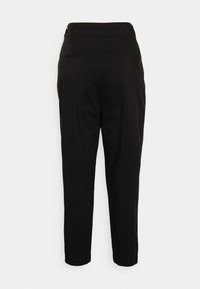 Pantalons noirs fuselés avec une texture lisse, dotés d'une taille cachée et de deux poches arrière. Conçus pour une silhouette ajustée et épurée.