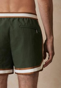 Reiss REGULAR FIT - BALLER CHÉ STRIPE - Zwemshorts - pine green