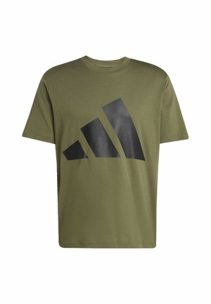 Olivno zelena bombažna majica s kratkimi rokavi, ki na sprednji strani nosi velik črn trikotni logotip. Ima kratke rokave, okroglo ovratnico in sproščen kroj.
