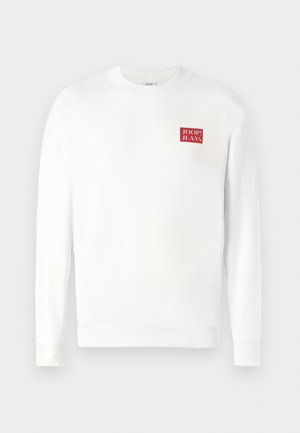 Bílá bavlněná mikina s dlouhými rukávy, kulatým výstřihem a malým červeným obdélníkovým logem s nápisem "JOOP! JEANS" na hrudi.