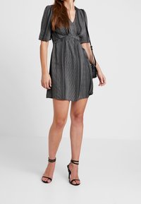 Vero Moda Vapaa-ajan mekko - black