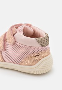 Woden TRISTAN PEARL - Cipele s čičak-trakom - rose bloom