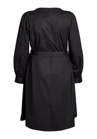 Schwarzes langärmliges Kleid mit tailliertem Gürtel, Knopfärmeln und geradem Saum, von hinten auf einem weißen Hintergrund gezeigt.