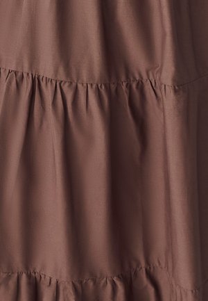 Rjava tkanina, slojevita obleka z gladko teksturo in nabranimi šivi, z nabranim robom na dnu.