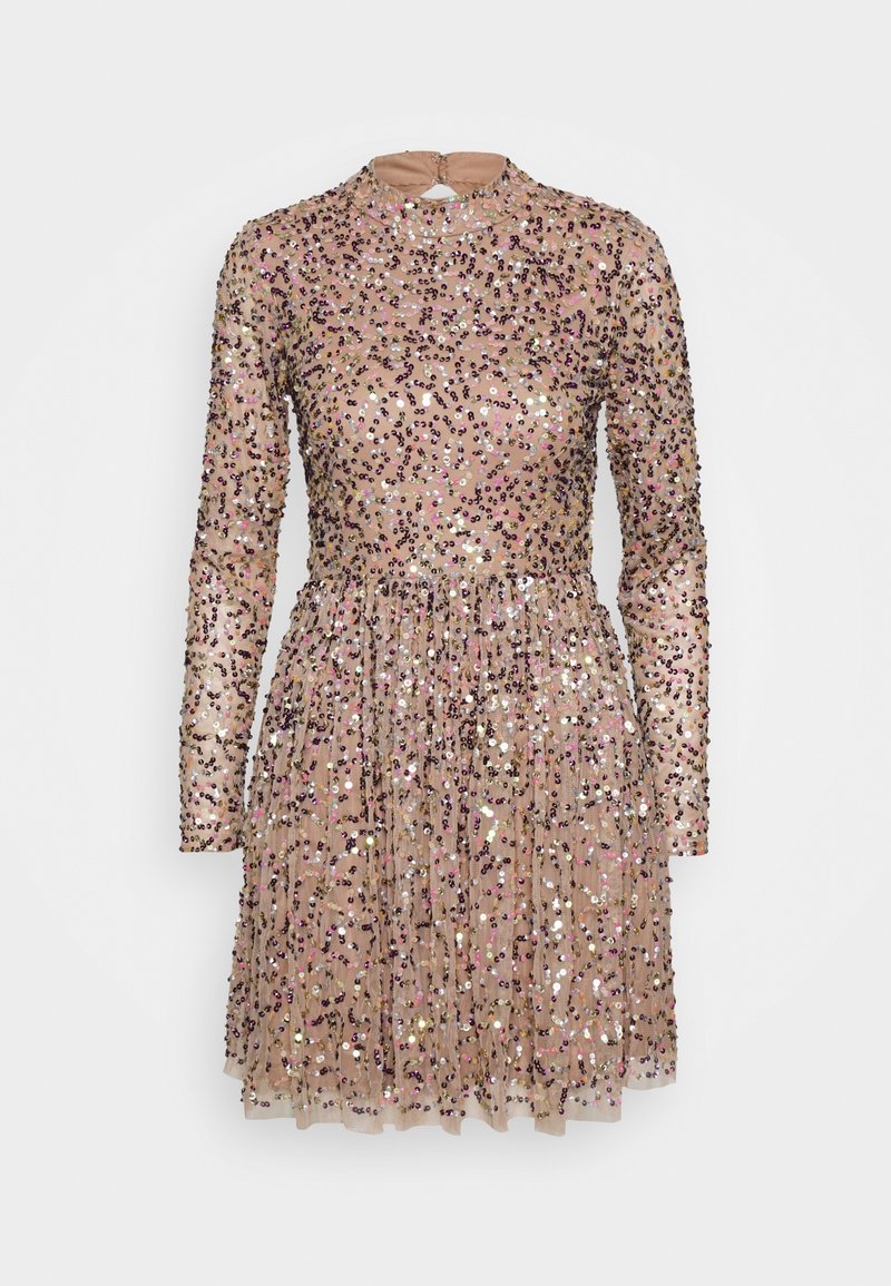 Robe courte beige à manches longues avec un col haut, recouverte de sequins multicolores, dotée d'une taille cintrée et d'une jupe plissée.