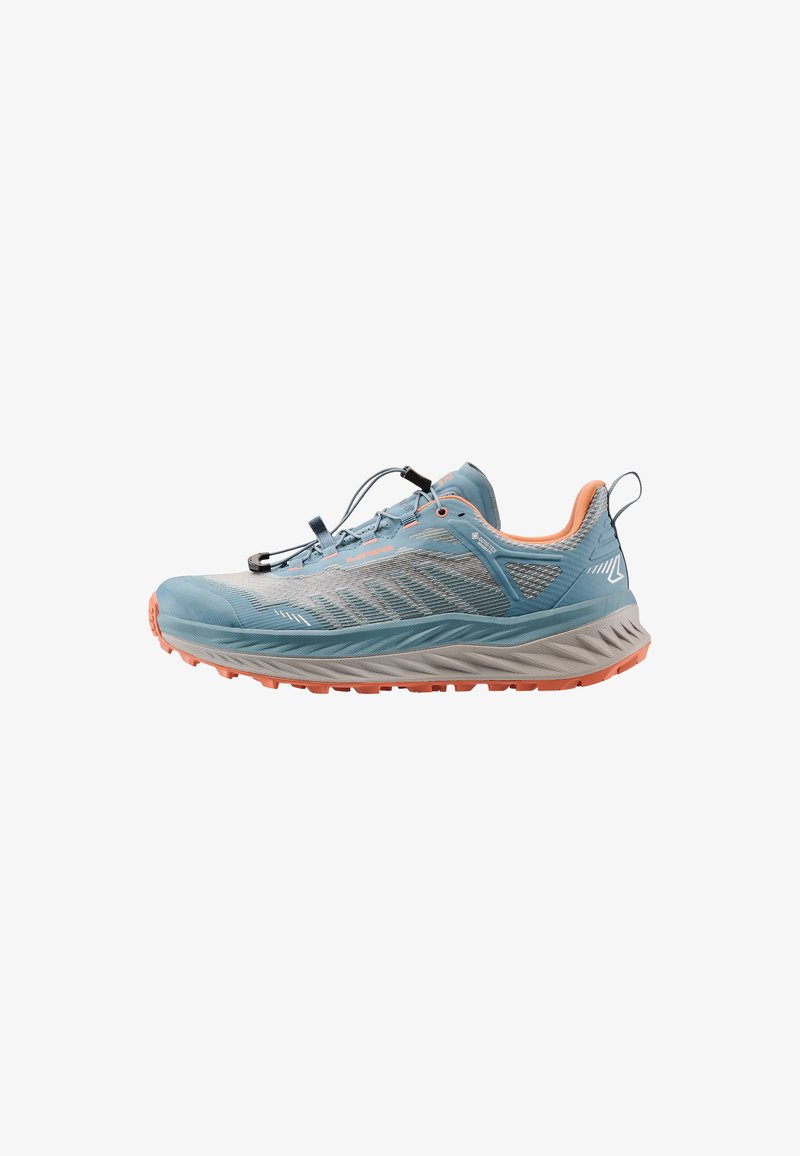 Hellblaue Trailrunning-Schuhe mit einem atmungsaktiven Mesh-Obermaterial, orangefarbenen Akzenten, einer texturierten Sohle und einem Schnellschnürsystem.