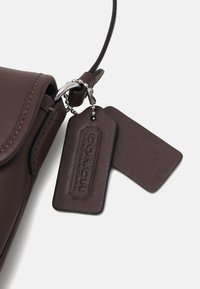 COACH HAMPTONS BAG - Rankinė - maple