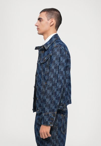 Blaue Jeansjacke mit ganzflächigem Logo-Muster, klassischem Kragen und Knopfverschluss. Das Design hat einen verkürzten Schnitt und kontrastierende Nähte.