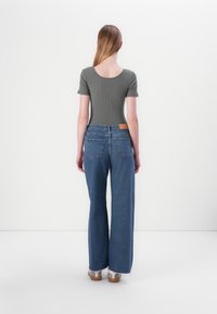 Noisy May NMDAHLIA WIDE LEG - Laisvo kirpimo džinsai - medium blue denim