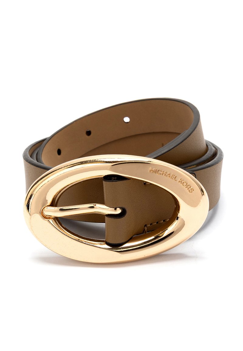 Brun læderbælte med en gylden oval spænde. Spændet har en kraftig, poleret overflade med et indgraveret "Michael Kors"-logo.