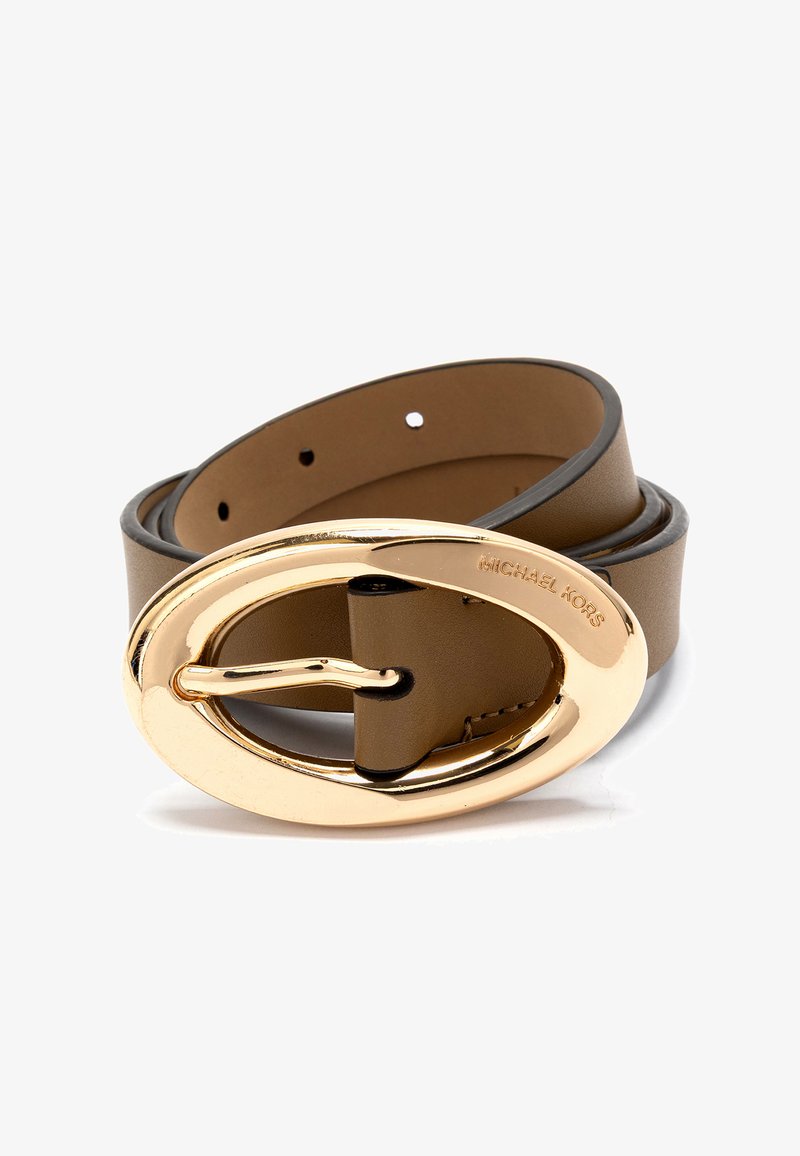 Brun læderbælte med en gylden oval spænde. Spændet har en kraftig, poleret overflade med et indgraveret "Michael Kors"-logo.
