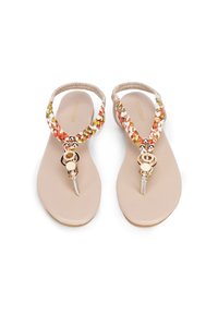 Gevlochten teensandalen met kleurrijke banden, een metalen accent met een gouden afwerking en een soepele beige voetbed.