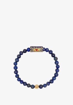 Blåt lapis lazuli perlearmbånd med en rektangulær gylden og sort "AMOUR" pynt med et hjerte- og vingemotiv.