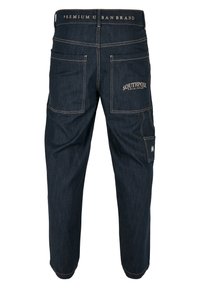Pantaloni in denim blu scuro con una vestibilità ampia, caratterizzati da numerose tasche, cuciture gialle e un'etichetta con il marchio sulla cintura posteriore.