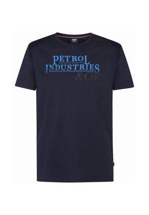 Granatowa bawełniana koszulka z wyraźnym nadrukiem w jasnoniebieskim i czarnym kolorze z napisem „PETROL INDUSTRIES & Co” z przodu.
