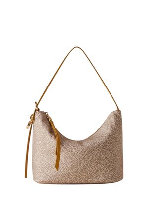 Borsa a tracolla beige con tessuto strutturato, dotata di una singola tracolla color cuoio e una cerniera, esposta su sfondo bianco.