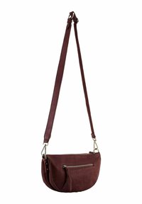 Sac bandoulière en cuir bordeaux avec une forme incurvée, une bandoulière ajustable, un accent en fermeture éclair argentée et une poche avant avec un détail à frange.