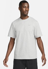 Nike Performance PRIMARY - Sportovní tričko - grey