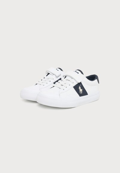 Λευκά sneakers χαμηλού ύψους με σκούρες μπλε λεπτομέρειες, κορδόνια, λουράκι με βέλκρο και ένα μικρό κεντημένο λογότυπο αλόγου στο πλευρό.
