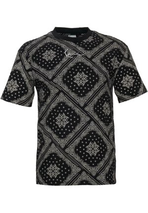 Sort T-shirt med et paisley mønster og hvide detaljer. Korte ærmer, rund halsudskæring og en let afslappet pasform. Strukturering stof.