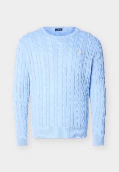 Ανοιχτό μπλε πουλόβερ με πλέξη καλτσοδέτα, λαιμόκοψη τύπου crewneck, μακριά μανίκια και μικρό κίτρινο κεντητό λογότυπο στο αριστερό στήθος.