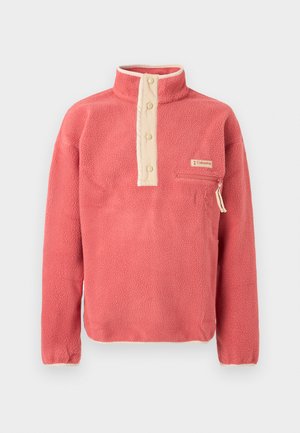 Koraalroze fleece trui met beige drukknopenbies, borstzak met rits en Columbia-logo op de linker bovenkant.