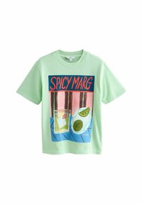 Ljusgrön bomulls-t-shirt med ett färgglatt grafiskt tryck av en drink och limeklyftor med texten "SPICY MARG" i fetstil röd.