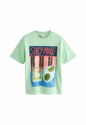 Lysegrøn bomulds-T-shirt med et farverigt grafisk print af en drink og lime skiver med teksten "SPICY MARG" i fed rød skrift.