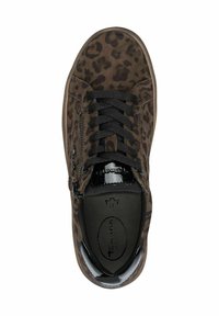 Baskets à imprimé léopard marron avec des lacets noirs, un accent noir brillant et une fermeture éclair sur le côté, dotées d'une semelle intérieure rembourrée.