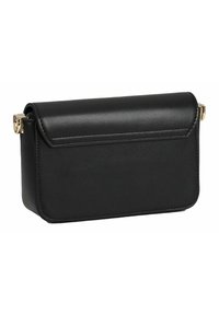 Mustasta neliönmuotoisesta nahkaisesta olkalaukusta, jossa on läppä sulkemiseen ja kullanväriset metalliosat sivuilla.