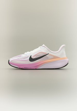 Hvid Nike Air Zoom løbesko med sort swoosh, pink og orange gradueret sål og åndbart mesh-overdel, set fra siden.