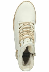 Stivale bianco in pelle con lacci beige, occhielli dorati, una morbida fodera interna e una punta rotonda con uno stile minimalista.