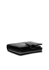 Portafoglio in pelle nera verniciata con chiusura a zip e bottone a pressione. Presenta numerosi scomparti e un design elegante. Dettaglio con bordo cernierato.