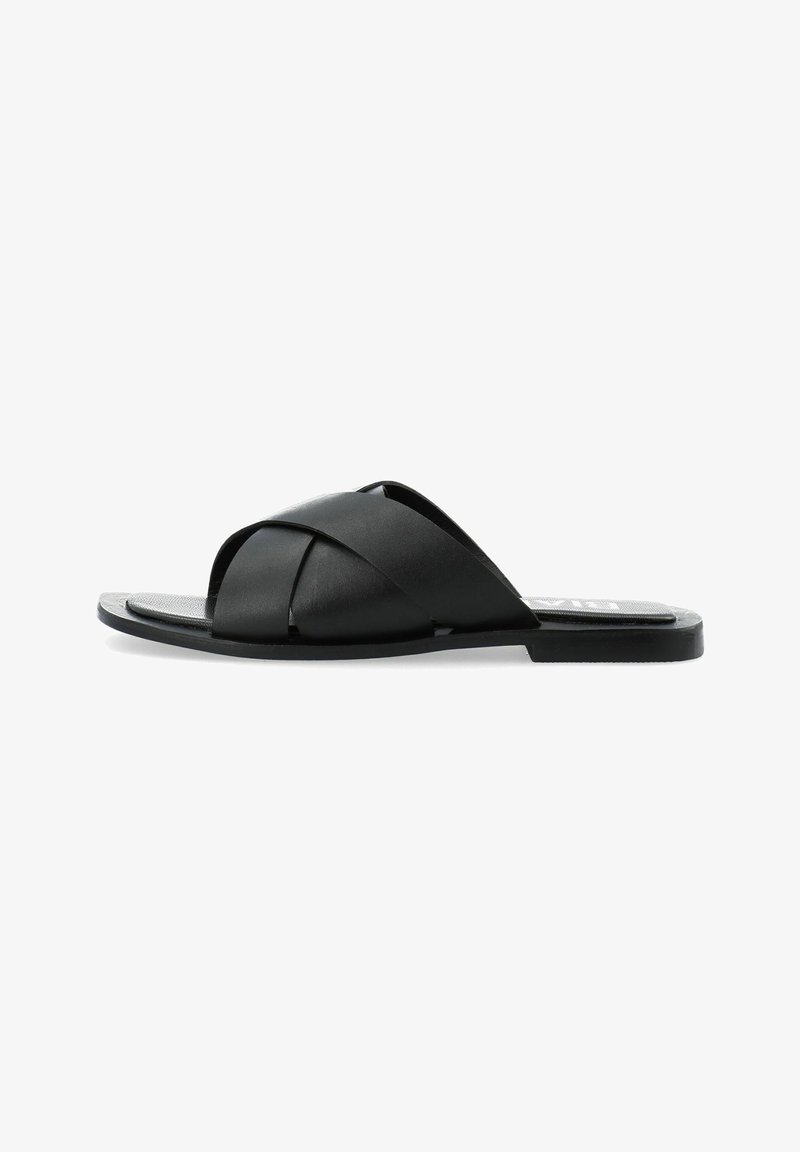 Sorte lædersandal med krydsede stropper, flad sål og tekstureret indersål. Enkel design med en minimalistisk æstetik.