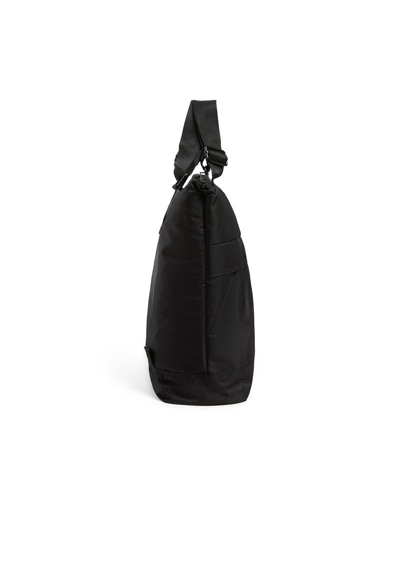 Czarna nylonowa torba na ramię o opływowym kształcie, z regulowanym paskiem i zapięciem na zamek. Posiada subtelne akcenty w przeszyciach oraz teksturowaną powierzchnię.