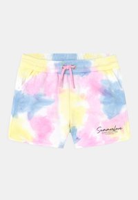 Multicolore tie-dye shorts in roze, blauw en geel, met een elastische tailleband met een trekkoord en zijzakken. Tekst op de voorkant: "Summerlove."