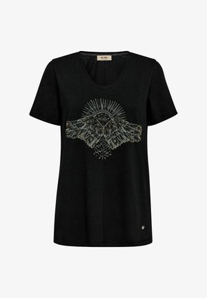 Czarna koszulka z dekoltem w kształcie litery V, ozdobiona misternym haftem z srebrnych i złotych cekinów przedstawiającym skrzydła oraz wzór promieni słonecznych z przodu. Krótkie rękawy.
