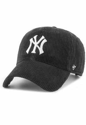 Casquette de baseball en velours côtelé noir avec un bord incurvé. Présente un logo NY brodé en blanc à l'avant et un branding subtil sur le côté.