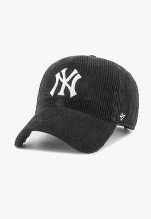 Gorra de béisbol de pana negra con visera curva. Presenta un logotipo bordado en blanco de NY en la parte frontal y una sutil marca en el lado.
