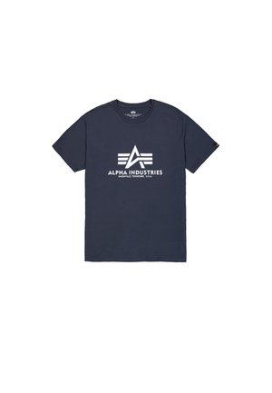 Tengerészkék pamut póló, kerek nyakkivágással, rövid ujjú, fehér logóval, amely három párhuzamos csíkot és az "ALPHA INDUSTRIES" szöveget tartalmaz.