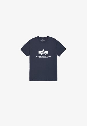 Granatowa bawełniana koszulka, okrągły dekolt, krótkie rękawy, z białym logo z trzema równoległymi paskami i napisem "ALPHA INDUSTRIES."