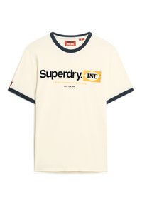 Camiseta de algodón crema con cuello ringer en azul marino, que presenta un estampado gráfico en negro y naranja de "Superdry" en la parte frontal y detalles del logo en las mangas.