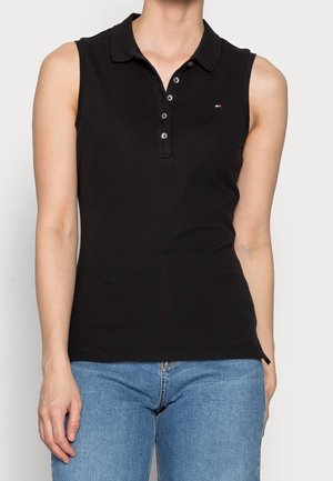 Polo noir sans manches en coton avec un col classique, une patte de boutonnage à cinq boutons et un petit détail de logo sur la poitrine.