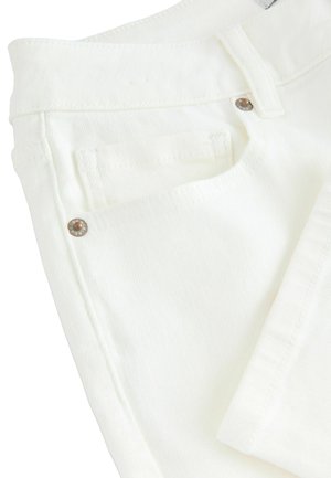Jeans din denim alb cu o textură netedă, având un talie cusută dublu, buzunare frontale și accente din hardware metalic.